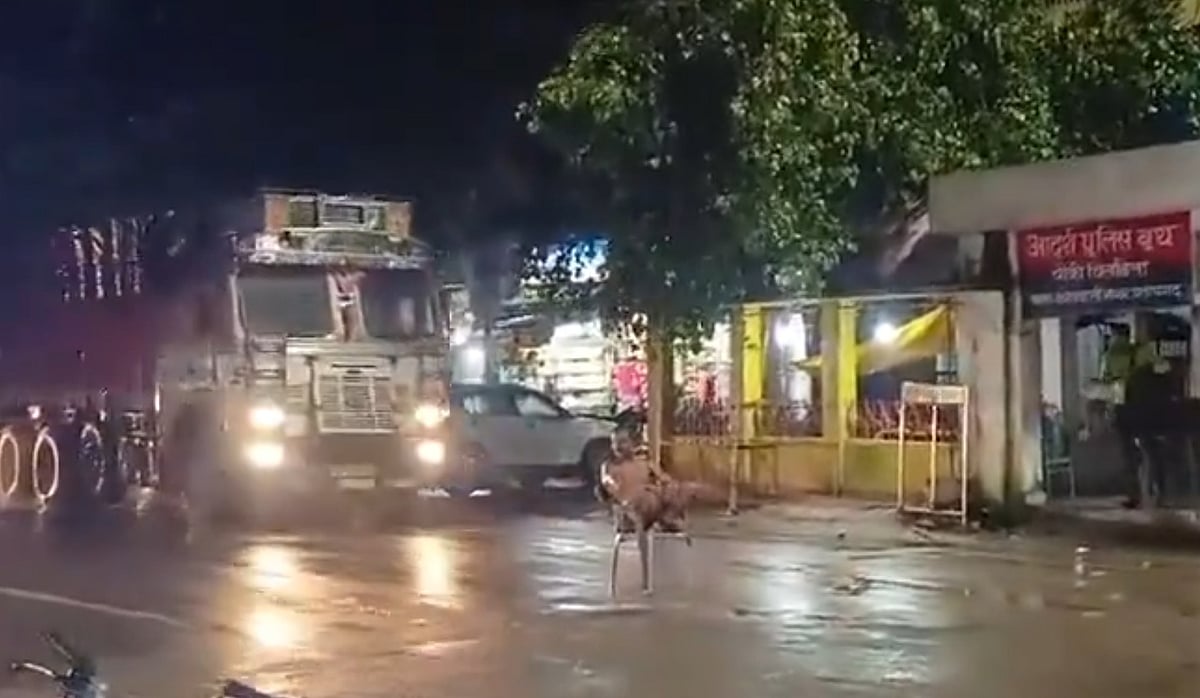 X/@ichkipichki
 : Truck hits man sitting in a chair in UP's Pratapgarh